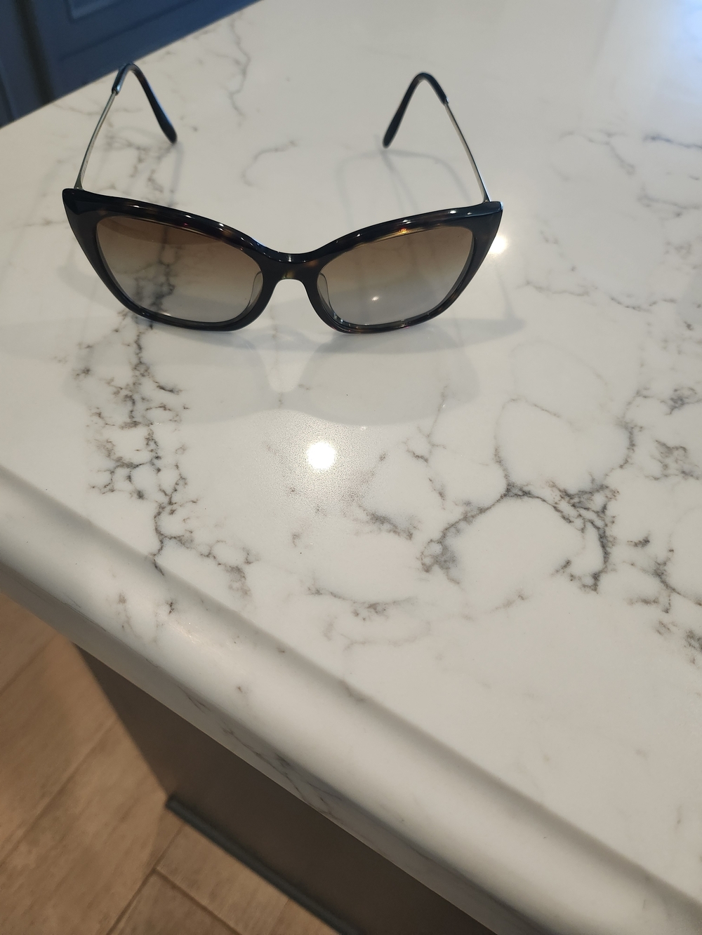 Prada Dark Tortoise w/ thin gold-toned metal temples Sunglasses w/Case & cloth - Picture 2 of 5